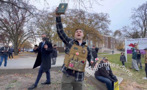 Kandidat za američki Senat Jake Lang pokušao spaliti Kur'an, nastao nered: "Ne možeš to uraditi"