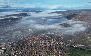 Sarajevo pod otrovnim pokrivačem | Sunce visoko, ali grad tone u smogu: Građani se i dalje guše