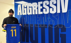 Dres Edina Džeke s utakmice protiv Austrije završio kod Mirona Muslića