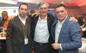 Nakon spornog snimka: Vlado Đajić u zagrljaju sa SNSD-ovim kandidatom, a objavio i bizarnu pjesmu