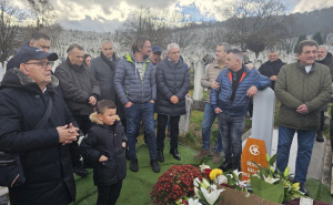 Emotivni prizori na mezaru Halida Bešlića: Porodica i prijatelji se okupili na njegov rođendan