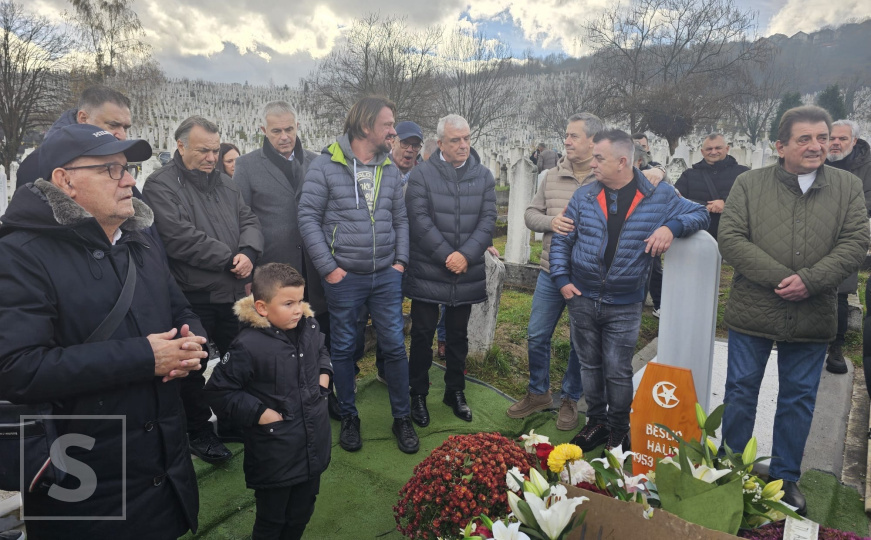 Emotivni prizori na mezaru Halida Bešlića: Porodica i prijatelji se okupili na njegov rođendan