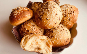 Ideja za doručak: Donosimo recept za brza domaća peciva, idealna uz sirni namaz i suho meso