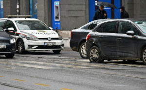 Nesreća u Sarajevu: Automobil završio na šinama, tramvajski saobraćaj obustavljen