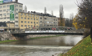 Važna poruka za navijače FK Sarajevo istaknuta na Ajfelovom mostu na Skenderiji