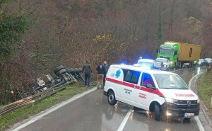 Potvrđeno: Nesreća u Lašvi, kamion sletio sa puta, jedna osoba povrijeđena