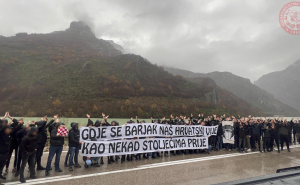 Ultrasi zaustavljeni na ulazu u Sarajevo: Uz transparent, istakli i grb tzv. Herceg Bosne