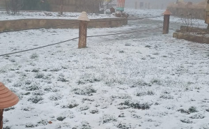 Snijeg na sjeveru Alžira nakon dugotrajne suše: Blokirani putevi, intervenirala žandarmerija