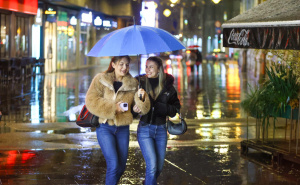 Vrijeme je za šalove, kape i rukavice: Sarajlije snježnu noć iskoristile za šetnju gradom