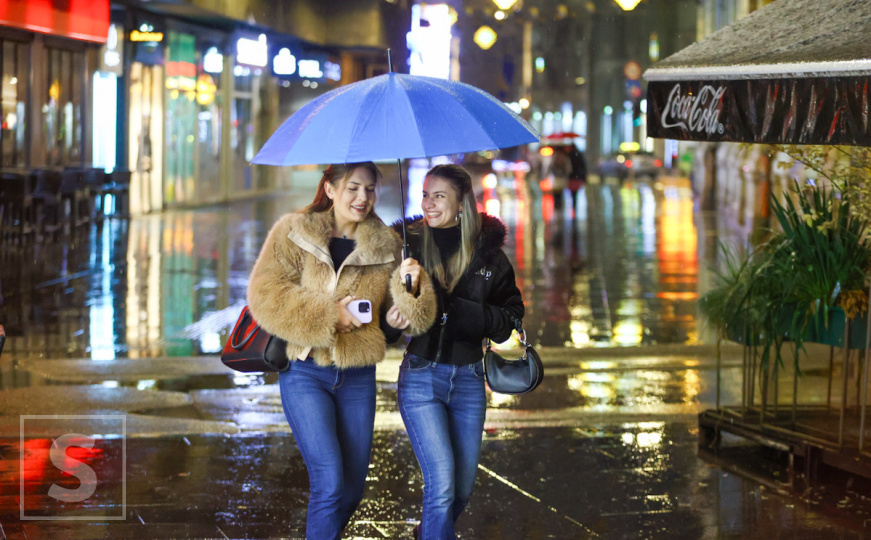 Vrijeme je za šalove, kape i rukavice: Sarajlije snježnu noć iskoristile za šetnju gradom