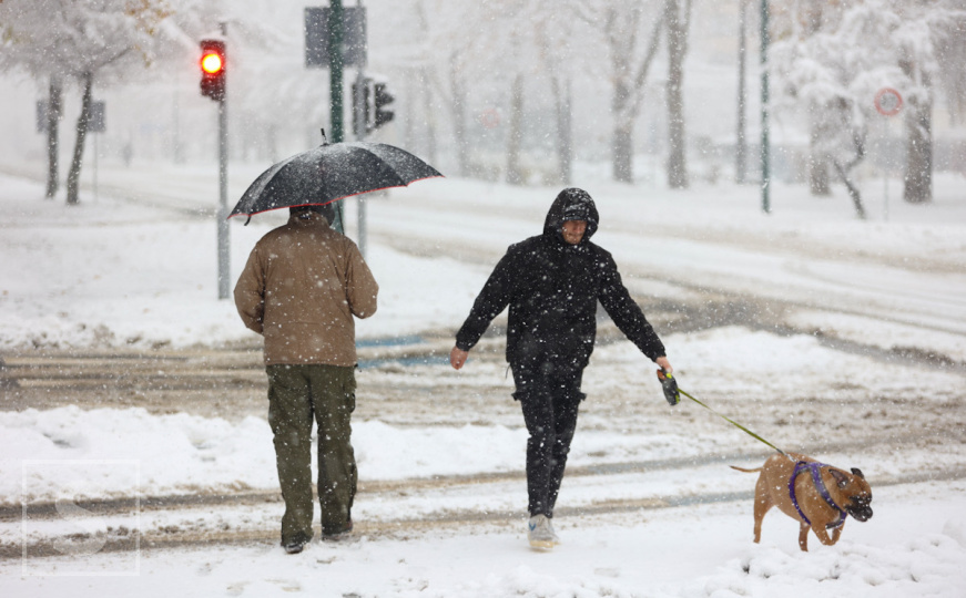 Sarajevo jutros pod snježnim pokrivačem: Pogledajte kako izgledaju gradske ulice