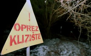 Civilna zaštita ponovo upozorava: Zemljana masa klizi prema objektima na lokalitetu Curine njive