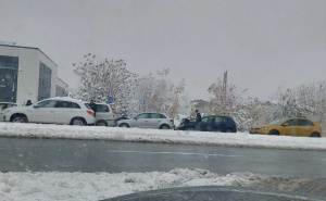 Snijeg izazvao probleme na cestama: Lančani sudar u sarajevskom naselju Stup