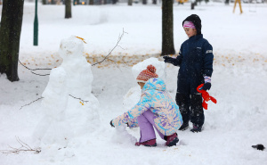 Snijeg prekrio Sarajevo, a mališani presretni: Djeca uživala praveći snješka