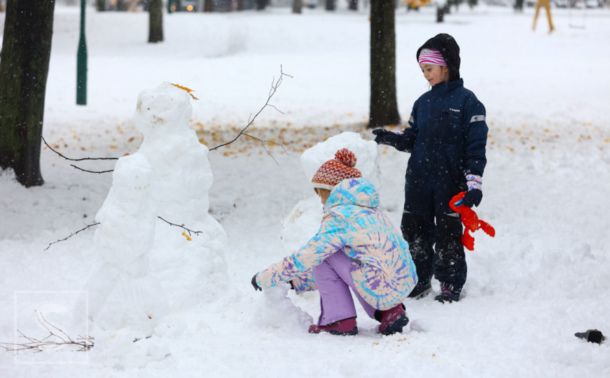 Snijeg prekrio Sarajevo, a mališani presretni: Djeca uživala praveći snješka
