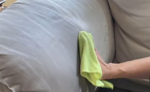 Efikasno očistite mrlje na kauču: Potrebna su samo dva sastojka