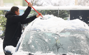 Prazne ulice snježnog Sarajeva: Rijetki čiste svoja vozila, spomenici pod bijelim pokrivačem