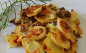 Uživajte u tradicionalnom jelu i zimskim danima: Recept za ukusnu musaku sa tajnim dodatkom