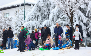 Nedjelja je za igru na snijegu: Djeca i odrasli na Mojmilu uživali u sankanju i pravljenju snješka