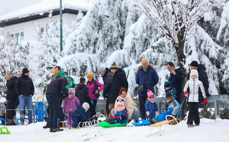 Nedjelja je za igru na snijegu: Djeca i odrasli na Mojmilu uživali u sankanju i pravljenju snješka