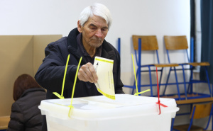 Teške nepravilnosti: Porodično glasanje i manjak materijala obilježili izborno jutro u RS-u