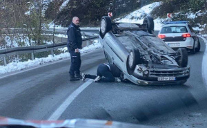Saobraćajna nesreća u Jablanici: Automobil završio na krovu