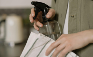 Osvježite odjeću za nekoliko sekundi bez pranja: Efikasan sprej od tri sastojka