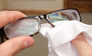 Čišćenje naočala bez grešaka: Kako ukloniti mrlje i izbjeći ogrebotine