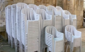 Kako očistiti bijele plastične stolice: Postupak je veoma jednostavan