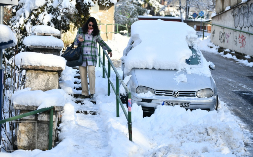 Sarajevo jutros pod snijegom i ledom: Neočišćene ulice pretvorile grad u zamku za građane