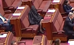 Skandal u Senatu: Pauline Hanson ušla u parlament u burki, izazvala osude i prekid sjednice