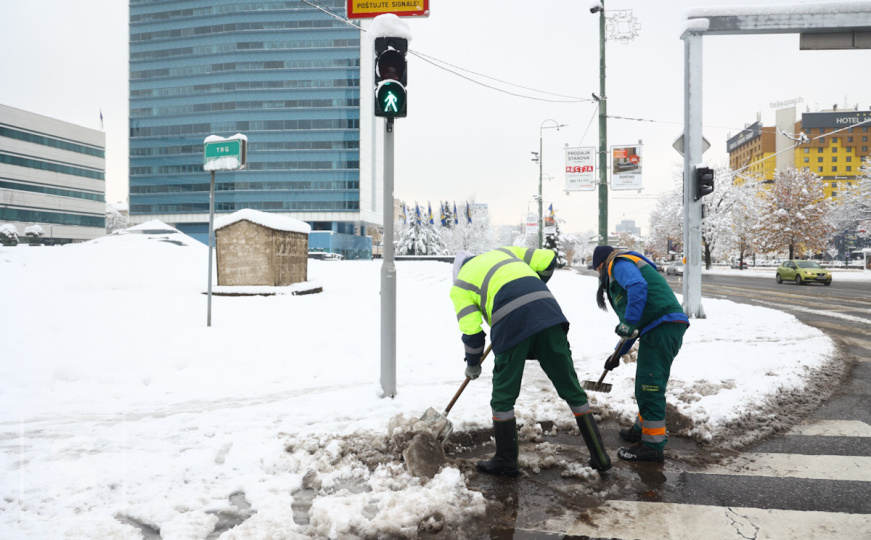 KS | Ko treba čistiti snijeg i led s krovova, ulica, stajališta - i kakve su kazne ako to ne učini?