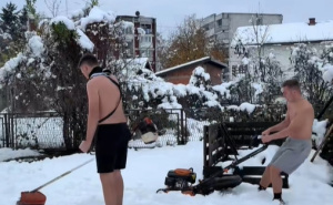 "Samo na Balkanu": Momci se skinuli pa "čistili" snijeg trimerom i kosilicom, postali hit na mrežama