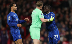 Skandal u engleskoj Premier ligi: Gueye ošamario saigrača i zaradio crveni karton