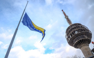 Uz intoniranje himne: Podignuta zastava Bosne i Hercegovine na Humu povodom Dana državnosti