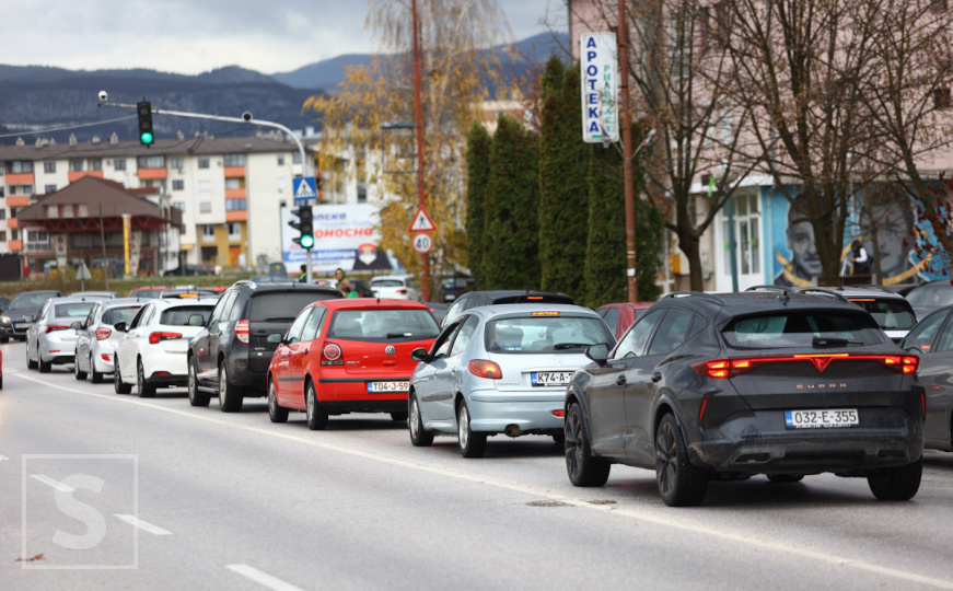 Saobraćajni kolaps: Ogromne gužve ka Istočnom Sarajevu, građani iskoristili dan za kupovinu u RS