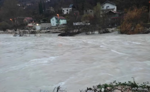 Izlila se Drežanka, građani mole za pomoć: "Voda nosi sve pred sobom, ceste već plivaju"
