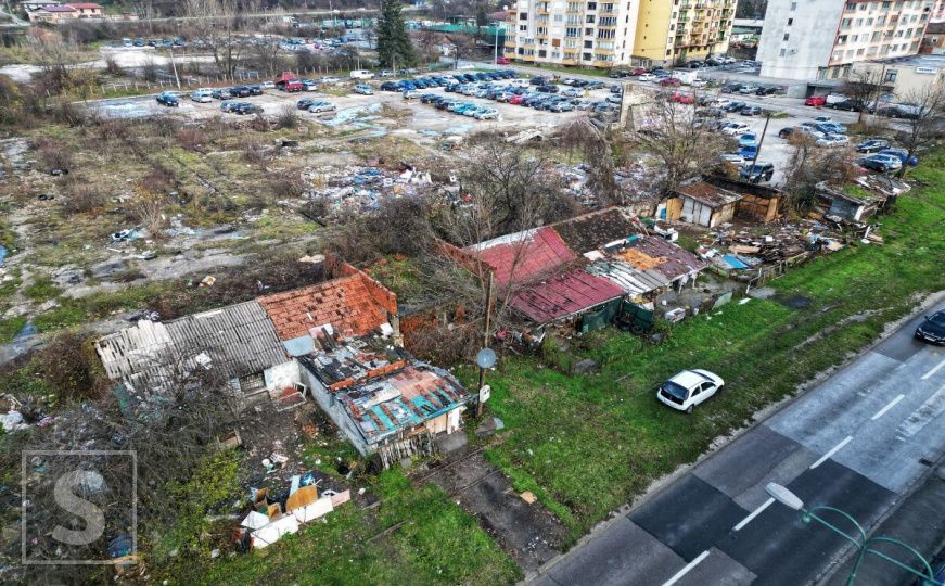 Dronom smo snimili užasne prizore u sarajevskom naselju: Divlja deponija, ruševni objekti i smeće