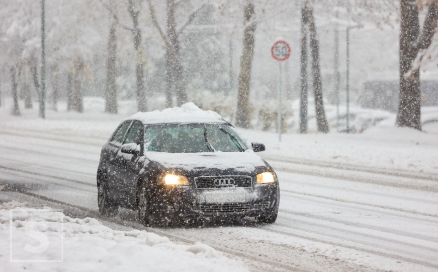 Čekate li zimi da se motor zagrije na mjestu ili odmah krećete? Ovo praksa je zapravo ispravna