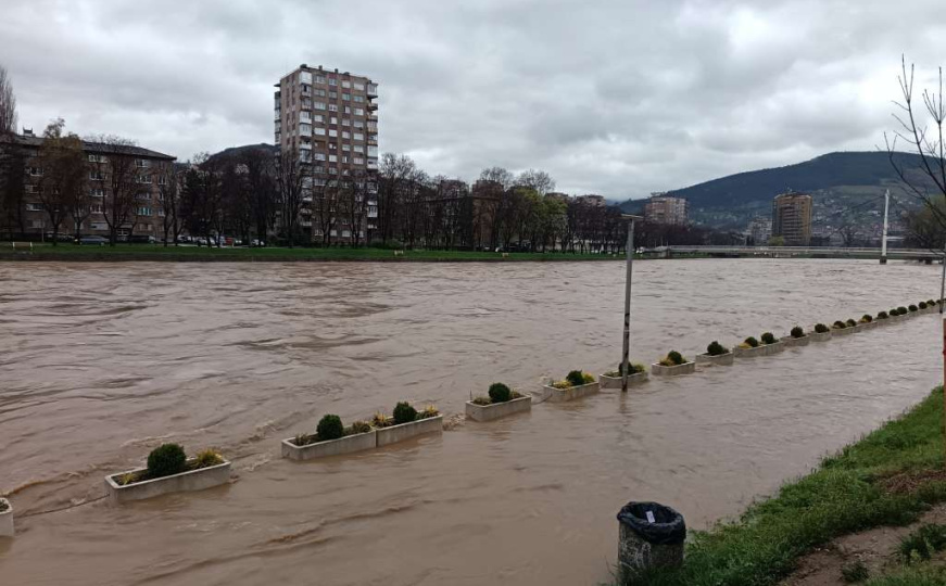 Obustavljen saobraćaj na izlazu iz Zenice zbog izlijevanja rijeke Bosne