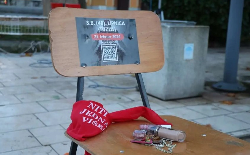 U Mostaru počeo performans 'Stolice koje govore': Femicid - jedan od najtežih društvenih problema