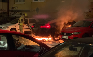 Požar u Sarajevu: Gori automobil, vatrogasci i policija na terenu
