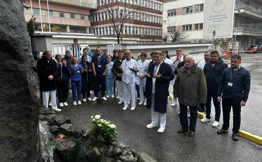 Heroj u bijelom: Uposlenici Opće bolnice obilježili 20. godišnjicu smrti prim. dr. Abdulaha Nakaša