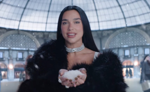 WOW | Dua Lipa "hladi" Milano: Kampanja za ZOI 2026. donosi modnu i olimpijsku euforiju