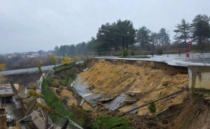 'Apokaliptični prizori' iz Srbije: Pogledajte trenutak rušenja dijela saobraćajnice u Kragujevcu