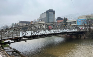 Na mostu na Skenderiji osvanuo novi transparent