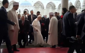 Znak poštovanja: Papa Lav XIV izuo cipele prilikom posjete Plavoj džamiji u Istanbulu