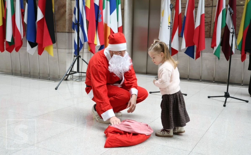 Otvoren tradicionalni humanitarni Božićni bazar u Njemačkoj ambasadi u Sarajevu