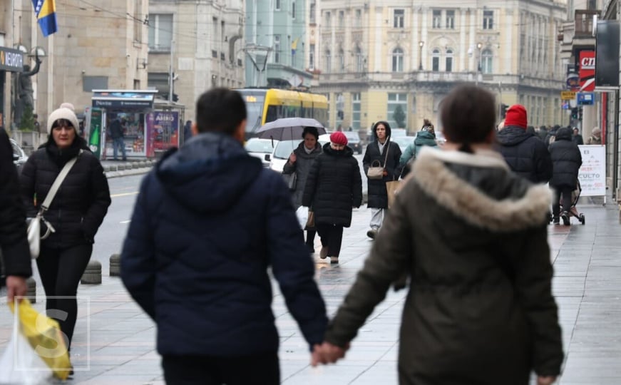 Hladna subota: Tmurna slika Sarajeva i kišne ulice grada