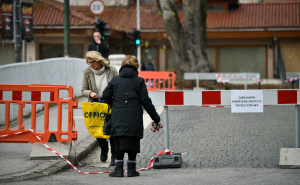 Neodgovorni građani: Pogledajte kako pojedinci prelaze Carev most i pored jasnih zabrana